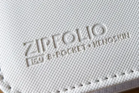 「ZIPFOLIO 480 8-POCKET-XENOSKINの刻印