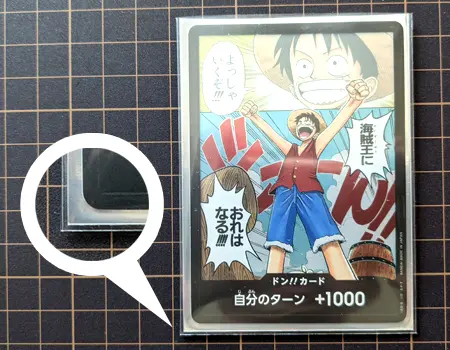 公式スリーブにオーバースリーブを付けた画像|ワンピースカードゲーム