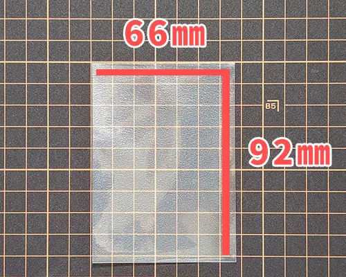 スリーブサイズは66㎜×92㎜｜Domina Games Ghost レギュラーサイズスリーブ <エンボス&クリアハード>