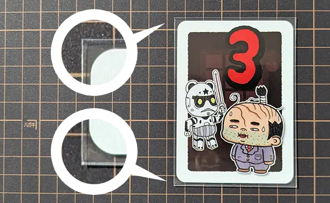 Domina Games Ghost レギュラーサイズスリーブ <クリアハード>にスタンダードサイズ（88×63㎜）のカードを入れた写真